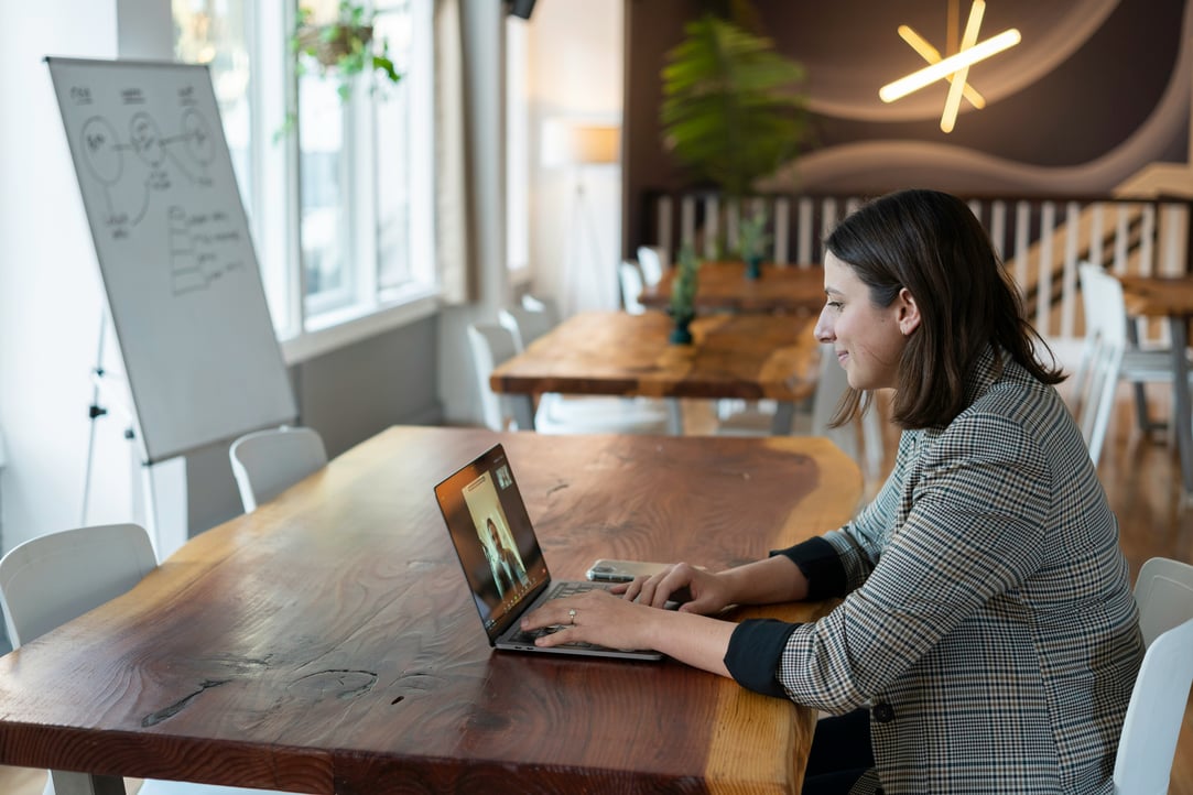 linkedin-sales-solutions-VtKoSy_XzNU-unsplash (3)